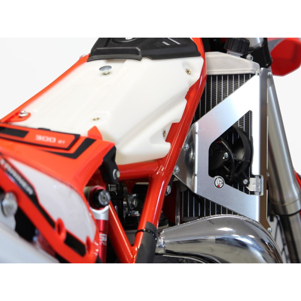 Vue arrière droite des protections de radiateurs en aluminium pour Beta 250 et 300Xtrainer