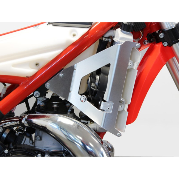 Side view of the radiator braces in aluminum for Beta 250 et 300Xtrainer