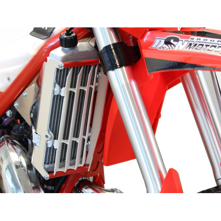 Vue avant droite des protections de radiateurs en aluminium pour Beta 250 et 300Xtrainer