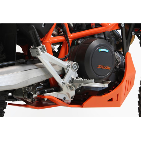 Vue arrière du sabot orange en plastique PEHD avec protection de biellette pour KTM 690 enduro et 690 SMC-R