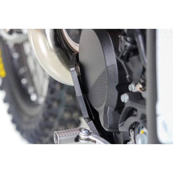 Vue rapprochée de la protection du carter gauche pour KTM 250EXC et 300EXC