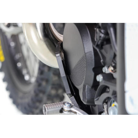 Vue rapprochée de la protection du carter gauche pour KTM 250EXC et 300EXC