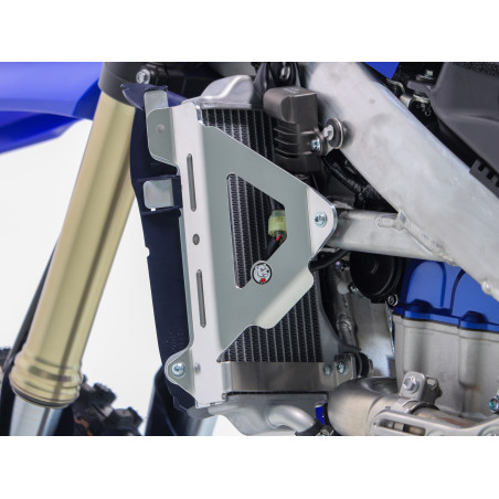 Vue arrière gauche des protections de radiateurs en aluminium pour Yamaha YZ250F et YZ450F