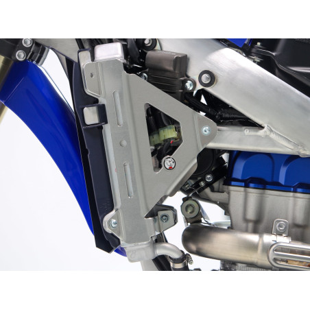 Side view of the radiator braces in aluminum for Yamaha YZ250F et YZ450F