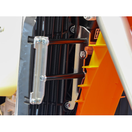 Vue latérale des renforts de radiateurs en aluminium avec entretoises noires pour KTM, Husqvarna et GasGas