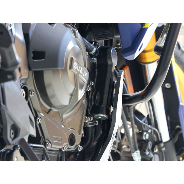 Protection de la pompe à eau de la Suzuki V-strom 800DE grâce au sabot AXP en PEHD