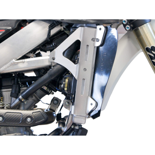 Side view of the radiator braces in aluminum for Yamaha and Fantic