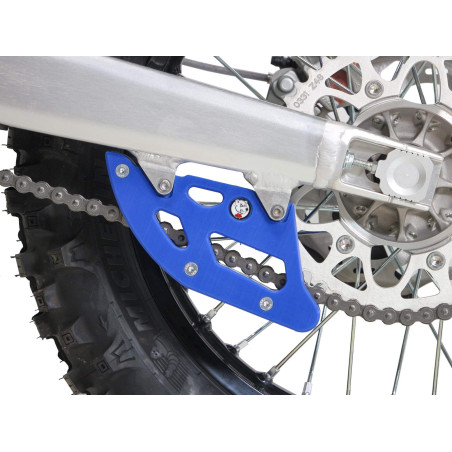 Vue latérale du guide chaine bleu en plastique UHMW pour Sherco 2T