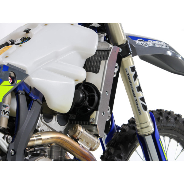 Vue arrière droite des protections de radiateurs en aluminium pour Sherco SEF300