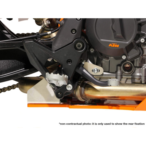 Vue rapprochée de la fixation arrière droite du sabot Adventure en plastique PEHD noir de 8mm pour KTM 790 / 890 Adventure avec 
