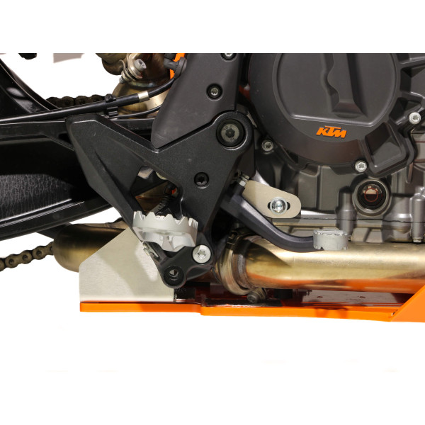 Vue rapprochée de la fixation arrière droite du sabot Adventure en plastique PEHD orange de 8mm pour KTM 790 / 890 Adventure ave