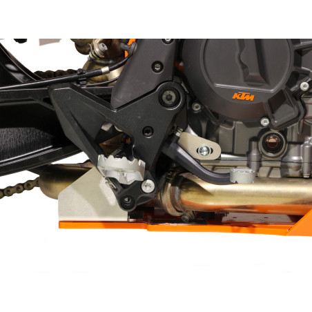 Vue rapprochée de la fixation arrière droite du sabot Adventure en plastique PEHD orange de 8mm pour KTM 790 / 890 Adventure ave