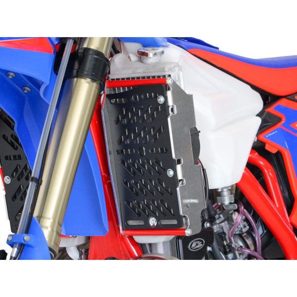 Side view of the radiator guards made of 4mm thick aluminum and 6mm thick HDPE plastic for Beta 125RR, 200RR, 250RR et 300RR Rac