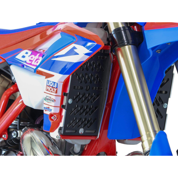 Vue latérale des protections de radiateurs en aluminium avec entretoises rouges pour Beta 350RR / 390RR / 430RR / 480RR Racing