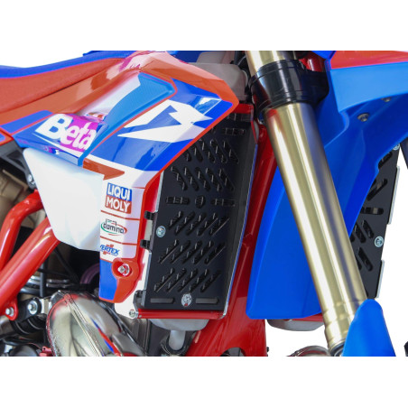 Vue latérale des protections de radiateurs en aluminium avec entretoises rouges pour Beta 350RR / 390RR / 430RR / 480RR Racing
