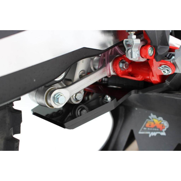 Vue rapprochée de la protection biellette du sabot noir en plastique PEHD pour Beta 250RR Racing et 300RR Racing