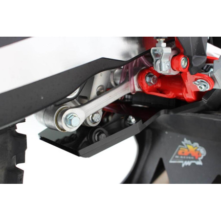 Vue rapprochée de la protection biellette du sabot noir en plastique PEHD pour Beta 250RR Racing et 300RR Racing