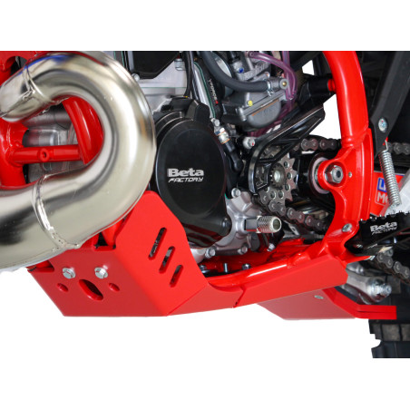 Left side of the red HDPE plastic skid plate with linkage guard for Beta 250RR Racing et 300RR Racing