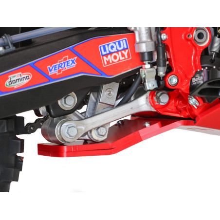 Vue rapprochée de la protection biellette du sabot rouge en plastique PEHD pour Beta 250RR Racing et 300RR Racing