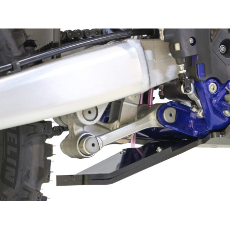Vue rapprochée de la protection de biellette du sabot noir en plastique PEHD pour Sherco SE250 - SE300 Factory