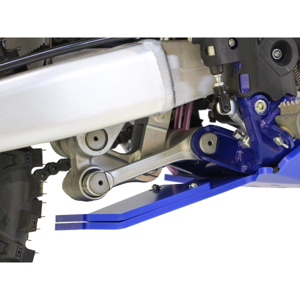 Vue rapprochée de la protection de biellette du sabot bleu en plastique PEHD pour Sherco SEF250 - SEF300 Factory