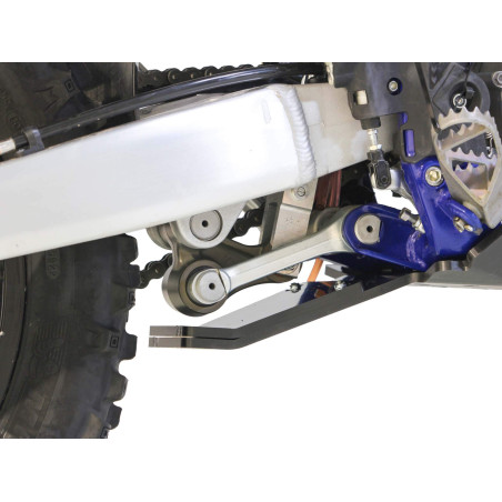 Vue rapprochée de la protection de biellette du sabot noir en plastique PEHD pour Sherco 125SE Factory