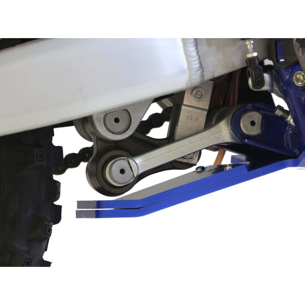 Vue rapprochée de la protection de biellette du sabot bleu en plastique PEHD pour Sherco 125SE Factory