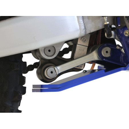 Vue rapprochée de la protection de biellette du sabot bleu en plastique PEHD pour Sherco 125SE Factory