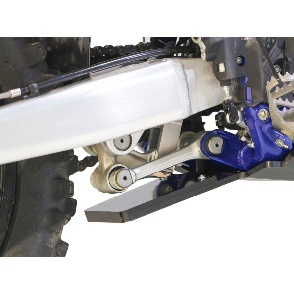 Vue rapprochée de la protection de biellette du sabot noir en plastique PEHD pour Sherco SEF450 / SEF500 Factory