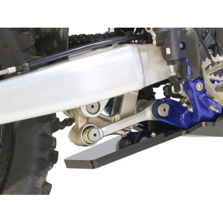 Vue rapprochée de la protection de biellette du sabot noir en plastique PEHD pour Sherco SEF450 / SEF500 Factory