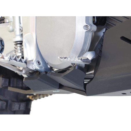 Close up view of the Carter and footpegs of the black HDPE 8mm thick skid plate for Stark Varg