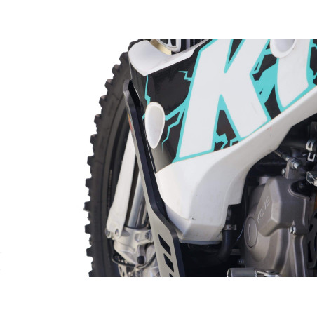Vue rapprochée de la mousse protégeant le carter grâce au sabot en plastique PEHD 8mm pour Kove 450 Rally