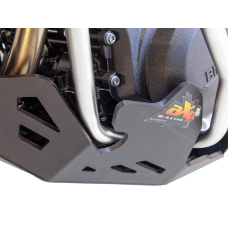 Vue rapprochée du côté gauche du sabot noir en plastique PEHD de 8mm d'épaisseur pour BMW F900GS avec crash bars