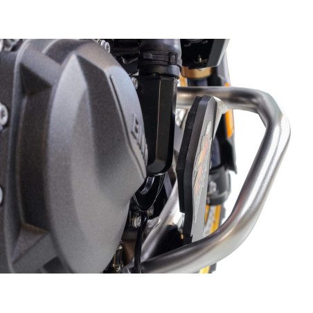 Vue arrière de la mousse protégeant la pompe à eau du sabot noir en plastique PEHD de 8mm d'épaisseur pour BMW F900GS avec crash