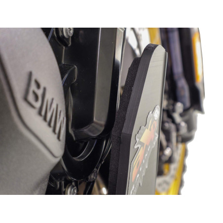 Vue arrière de la mousse protégeant la pompe à eau du sabot noir en plastique PEHD de 8mm d'épaisseur pour BMW F900GS sans crash