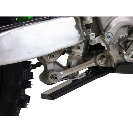 Vue rapprochée de la protection de biellette du sabot noir en plastique PEHD pour Kawasaki KX250 / KX250X
