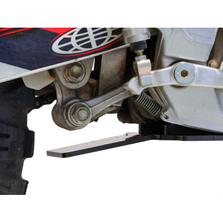 Vue rapprochée de la protection de biellette du sabot noir en plastique PEHD 6mm pour Honda XR650R