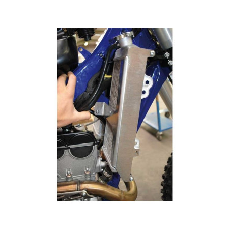 Vue de côté des protections de radiateurs en aluminium pour Sherco 250 - 300SEFR