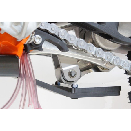 Vue rapprochée de la protection de biellette du sabot noir en plastique PEHD pour KTM - Husqvarna 250 / 300 2T