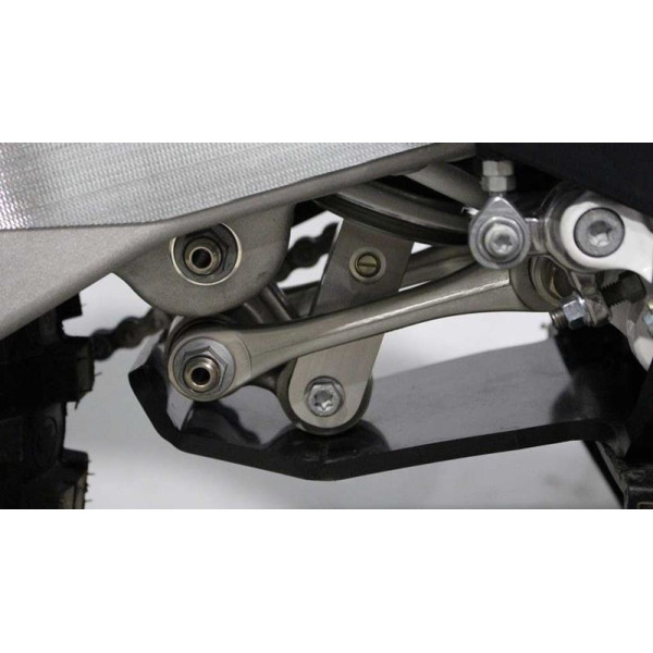 Vue rapprochée de la protection de biellette du sabot noir en plastique PEHD pour Husqvarna FE250 - FE350