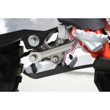 Vue rapprochée de la protection de biellette du sabot noir en plastique PEHD avec protection de biellette pour Beta 250 - 300RR