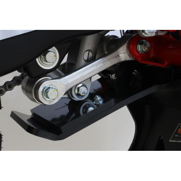 Vue rapprochée de la protection de biellette du sabot noir en plastique PEHD avec protection de biellette pour Beta Enduro 4T