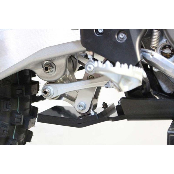 Vue rapprochée de la protection de biellette du sabot noir en plastique PEHD pour KTM - Husqvarna 450 / 501