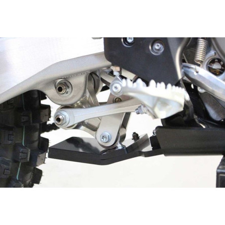 Vue rapprochée de la protection de biellette du sabot noir en plastique PEHD pour KTM - Husqvarna 450 / 501