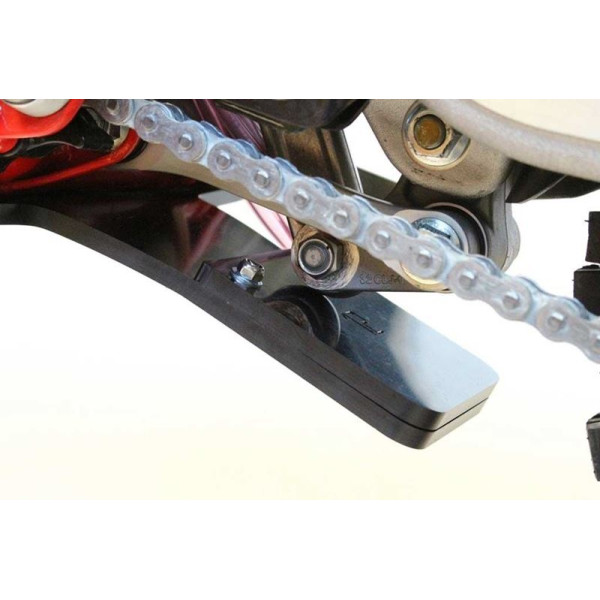 Vue rapprochée de la protection de biellette du sabot noir en plastique PEHD pour GasGas Enduro 2T