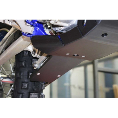 Vue rapprochée du sabot noir en plastique PEHD avec protection de biellette pour Sherco 125SER