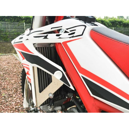 Side view of the radiator braces in aluminum for Beta 300 Xtrainer