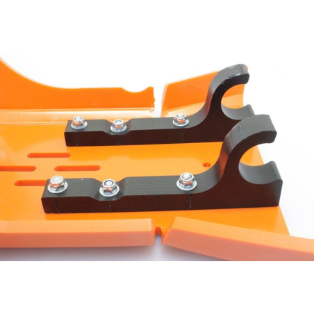 Vue rapprochée des fixations arrières du sabot orange en plastique PEHD pour KTM 450EXCF - 500EXCF