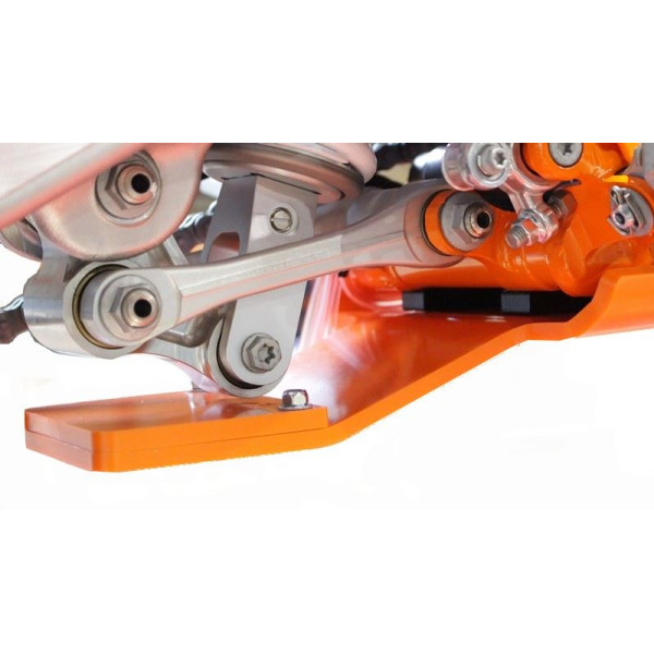 Vue rapprochée de la protection de biellette du sabot orange en plastique PEHD pour KTM 250 - 300 2T