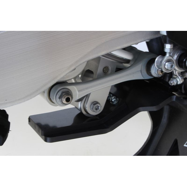 Vue rapprochée de la protection de biellette du sabot noir en plastique PEHD pour KTM 450 SX-F / Husqvarna FC450